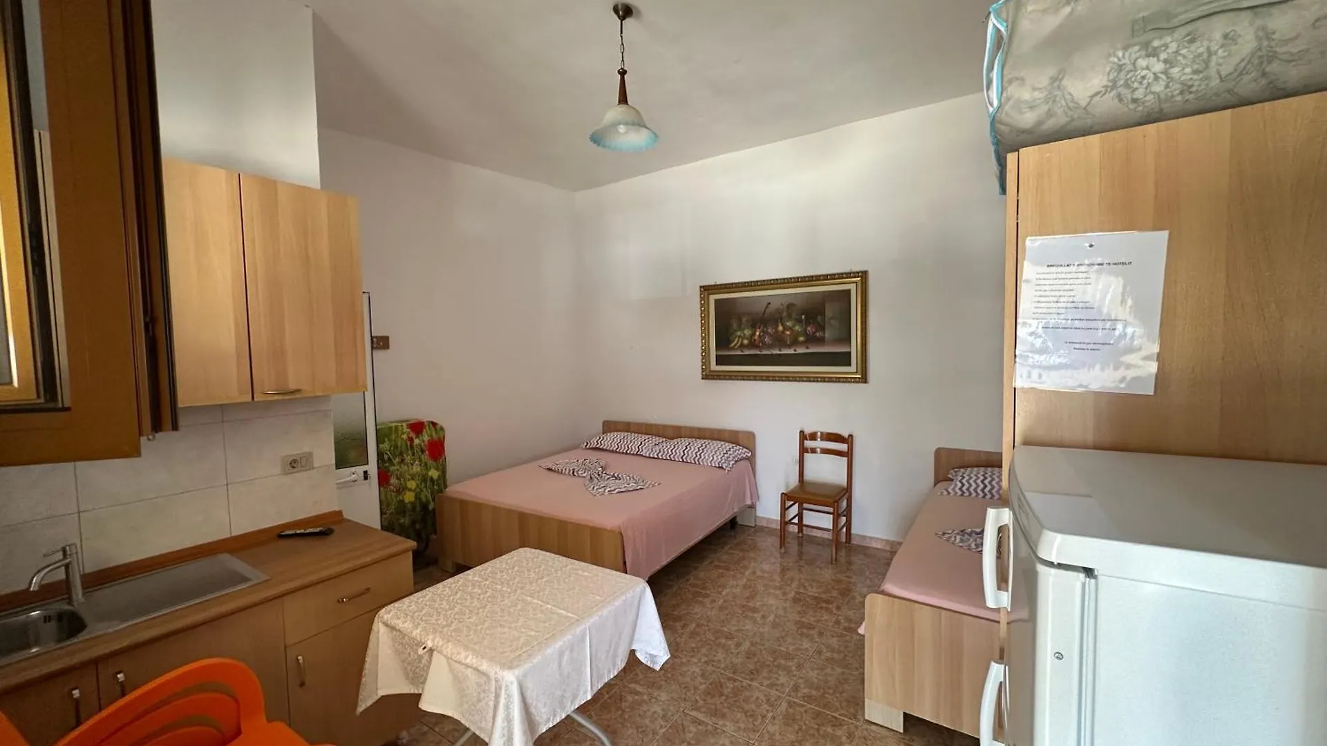 Takas Hotel Radhimë