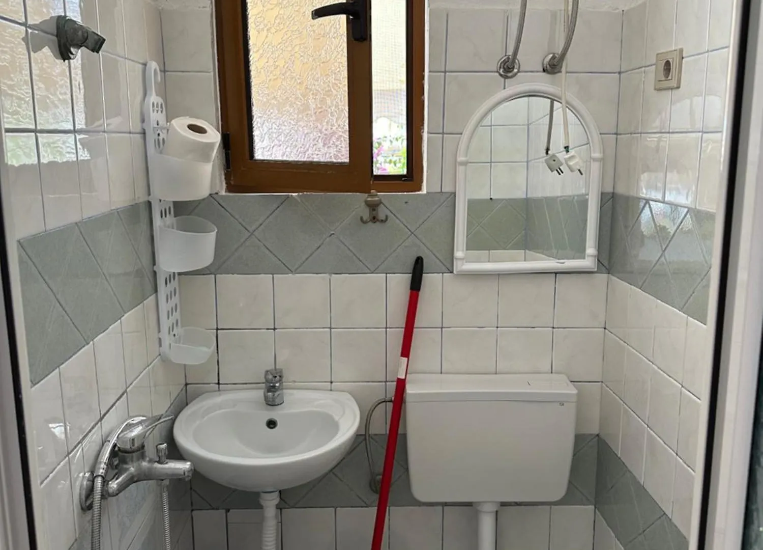 Takas Hotel Radhimë