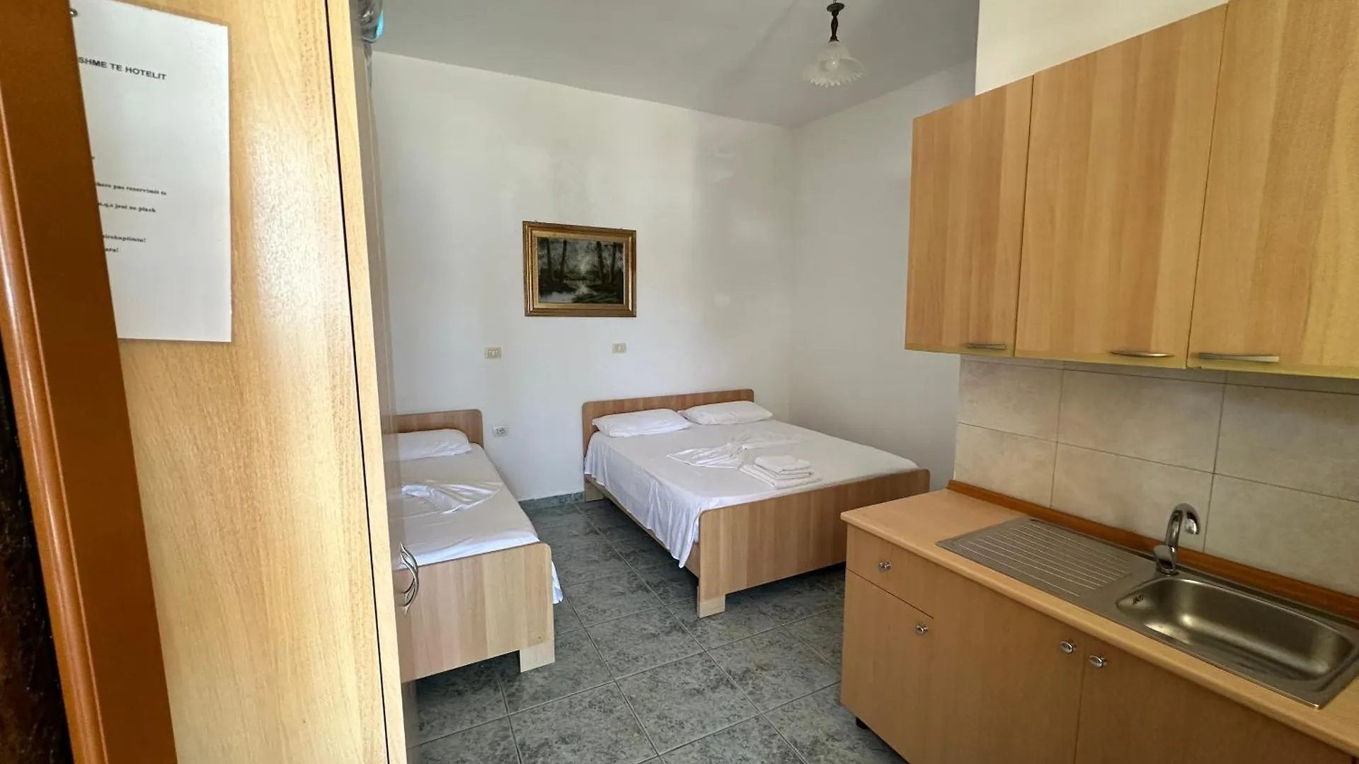 Takas Hotel Radhimë