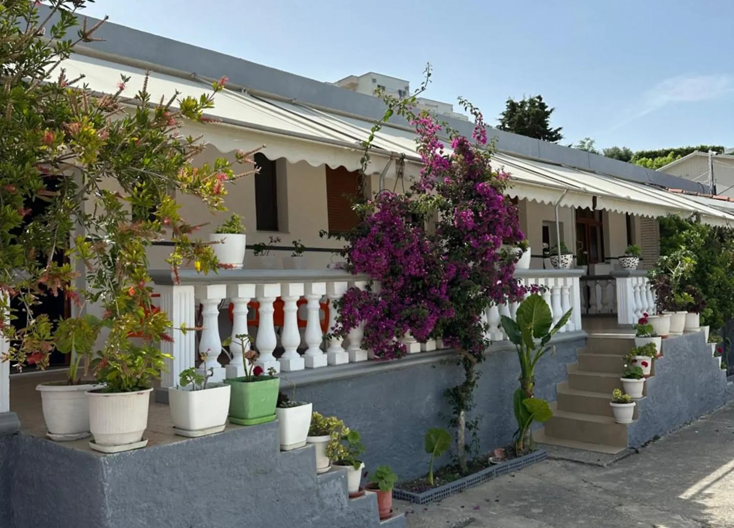 Takas Hotel Radhimë