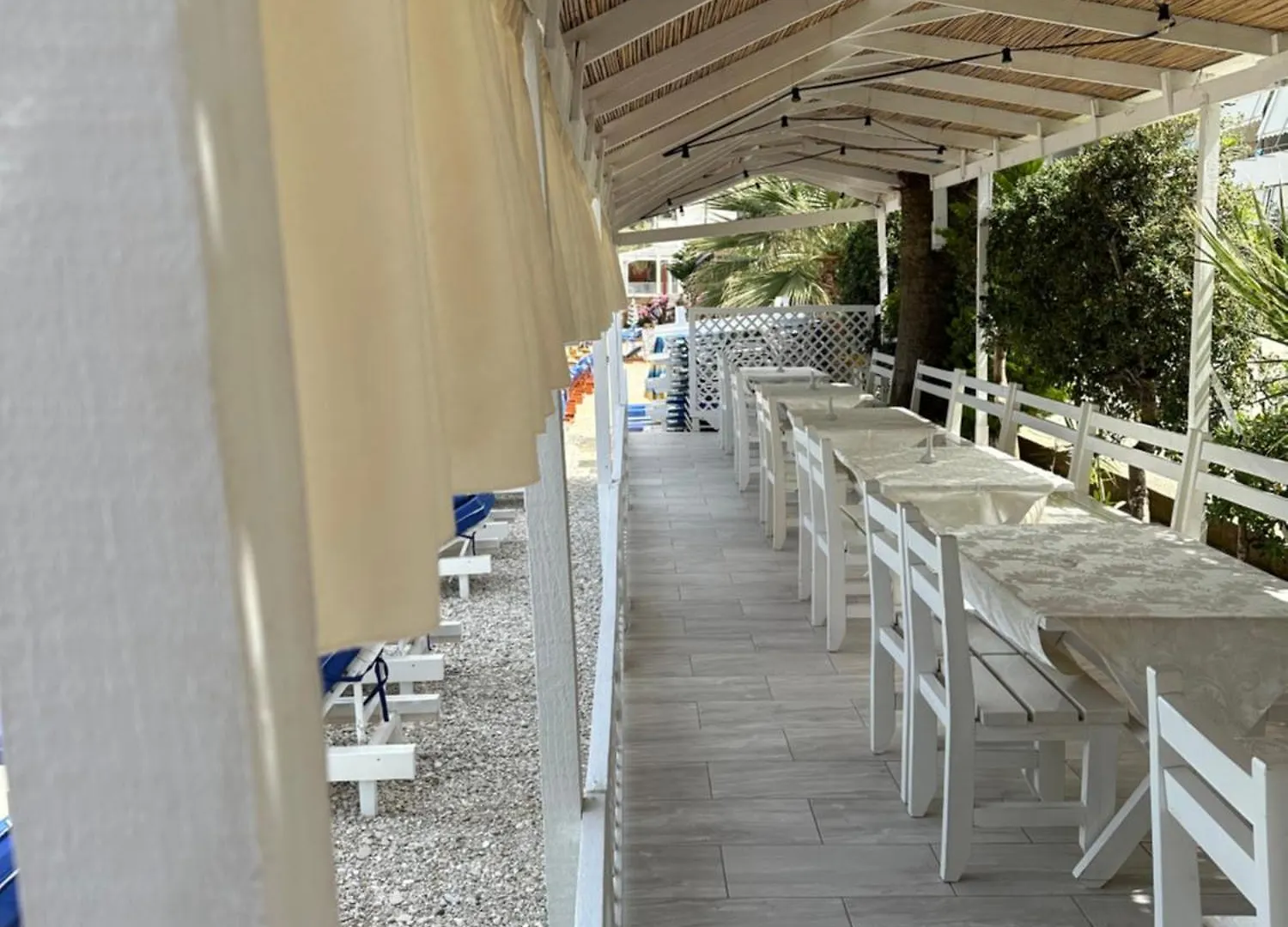 **  Takas Hotel Radhimë Albania