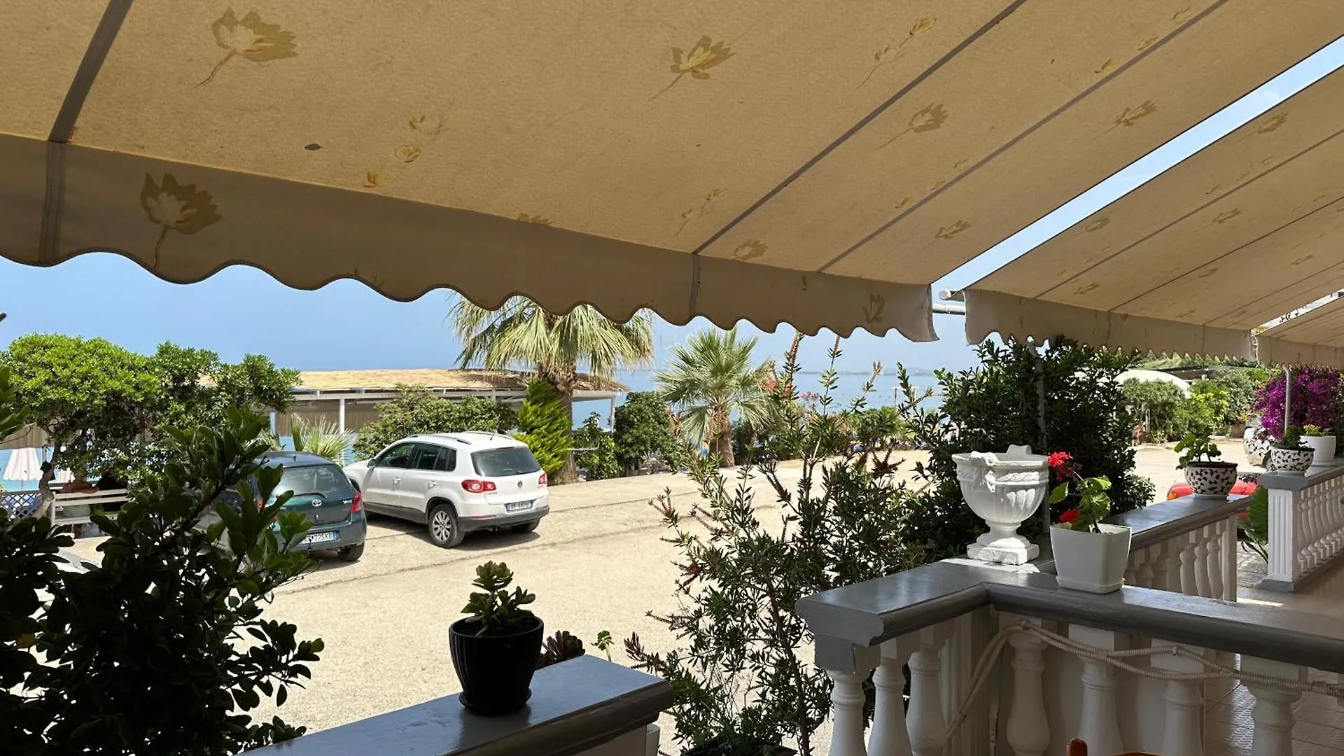 Takas Hotel Radhimë