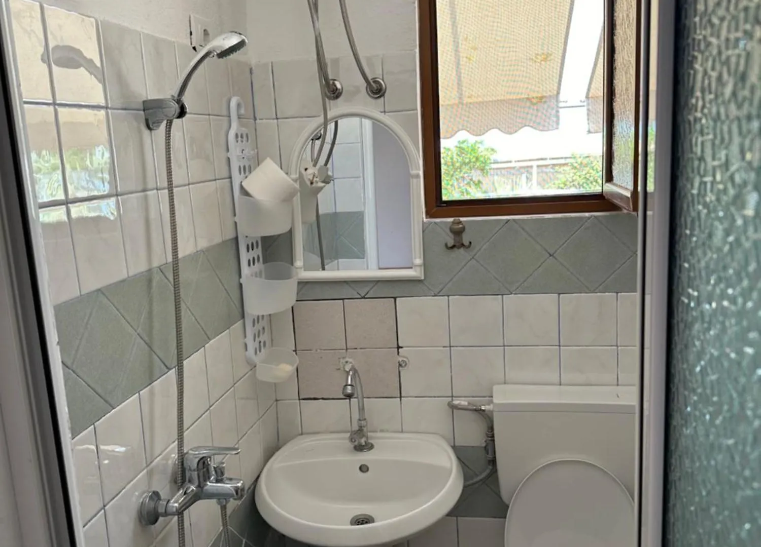 **  Takas Hotel Radhimë Albania