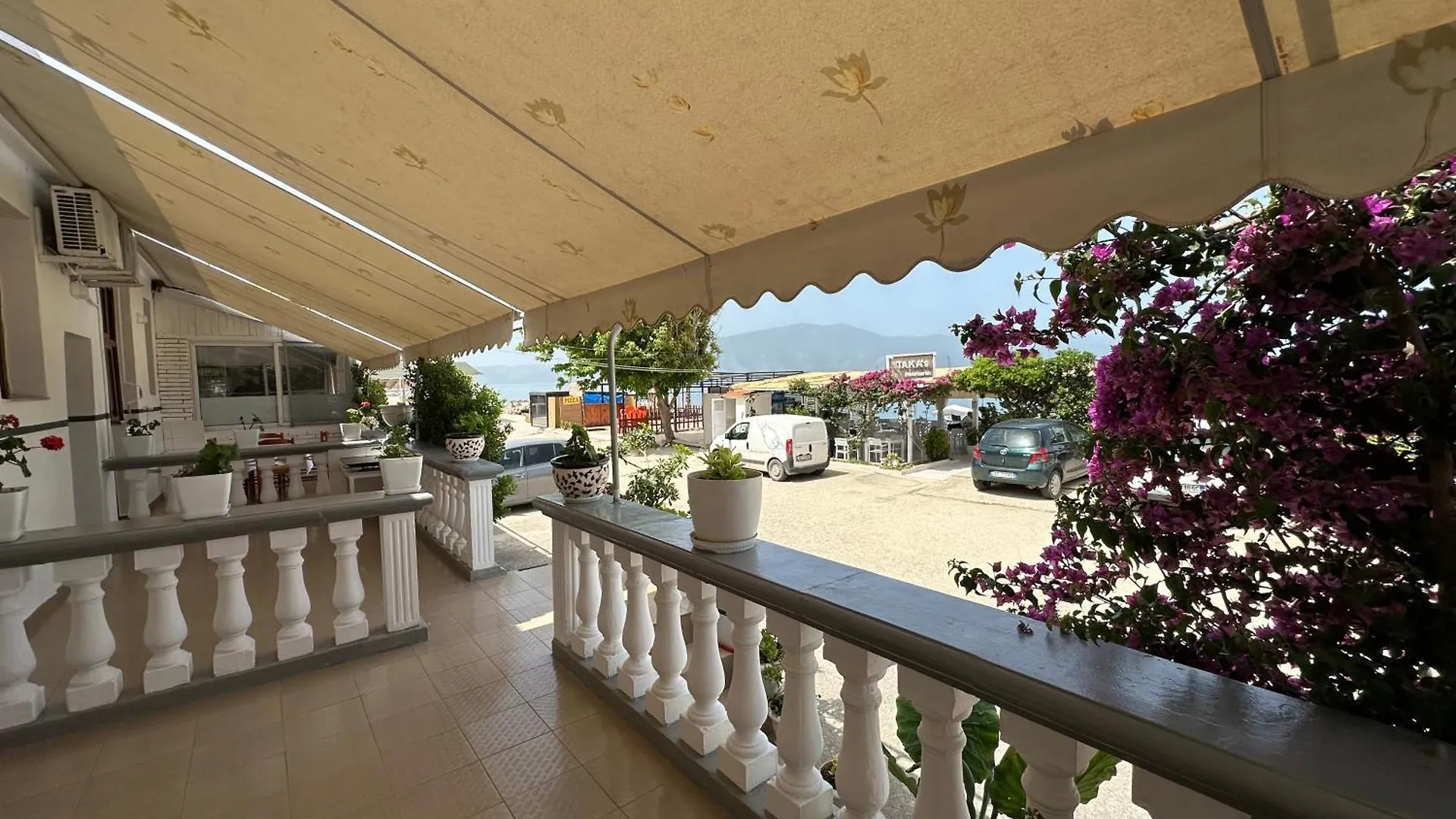 Takas Hotel Radhimë Albania