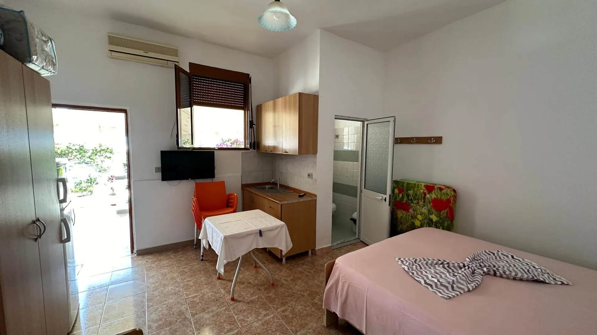 **  Takas Hotel Radhimë Albania