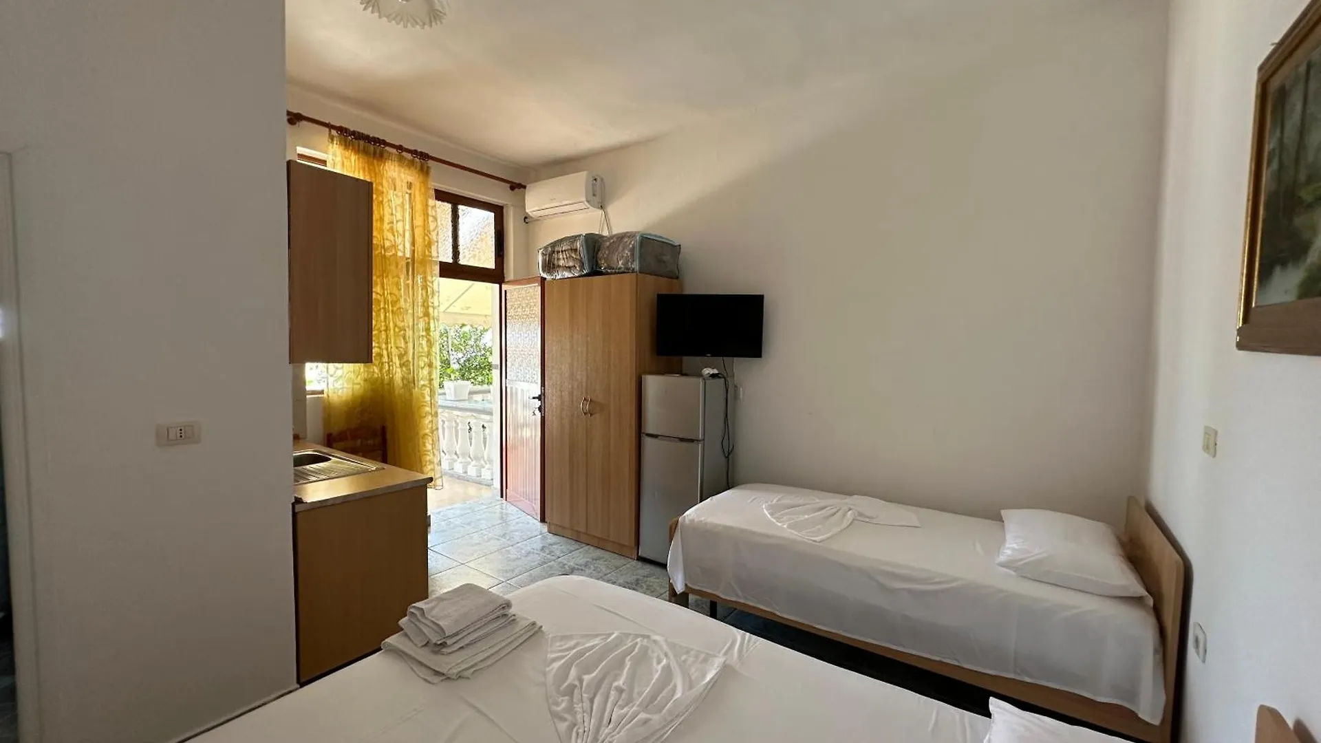 Takas Hotel Radhimë