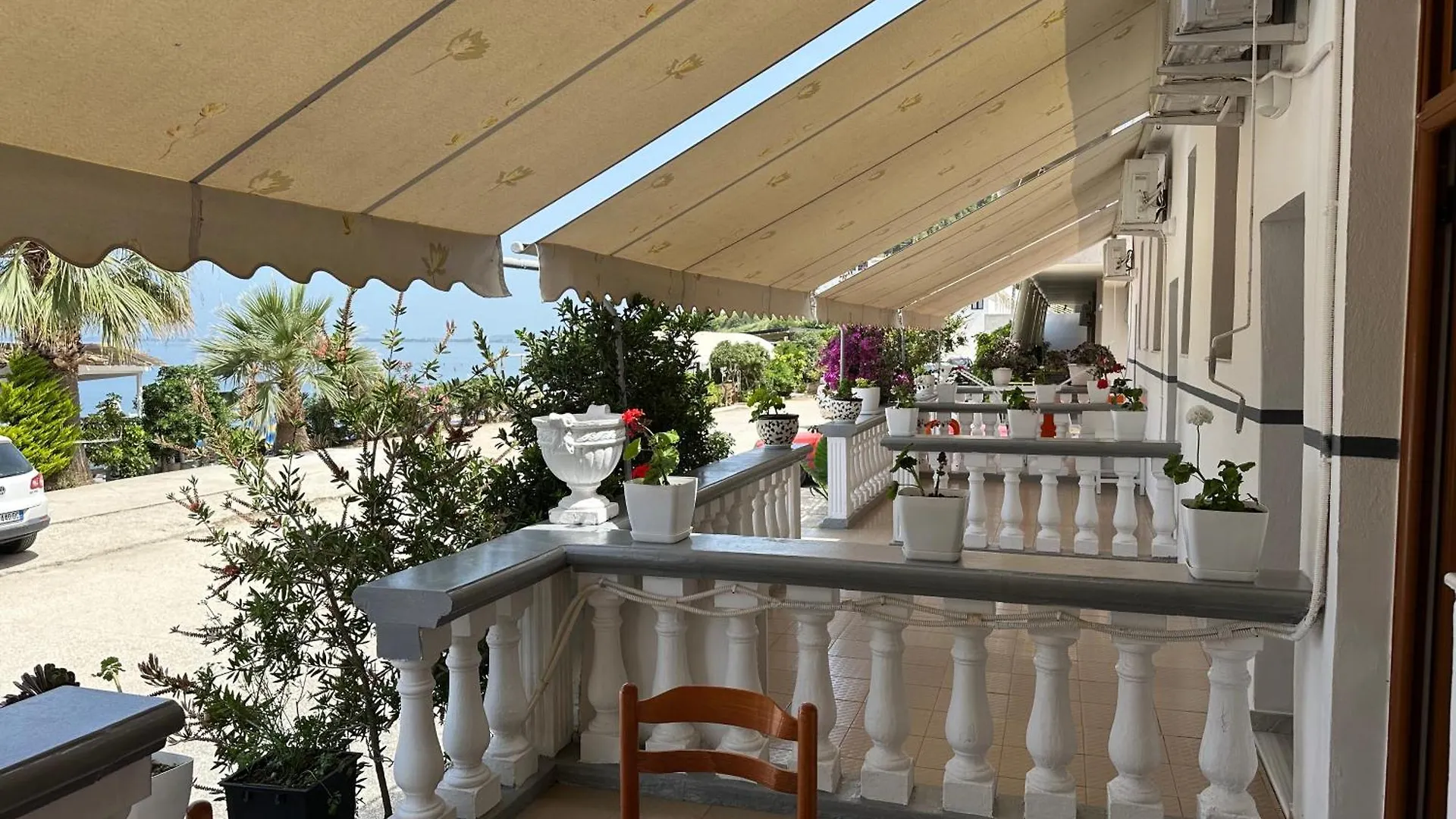 Takas Hotel Radhimë