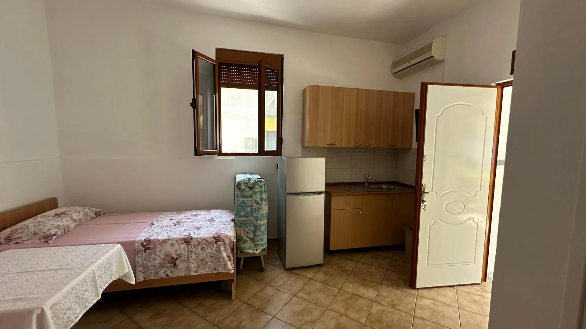 Takas Hotel Radhimë 2*,  Albania