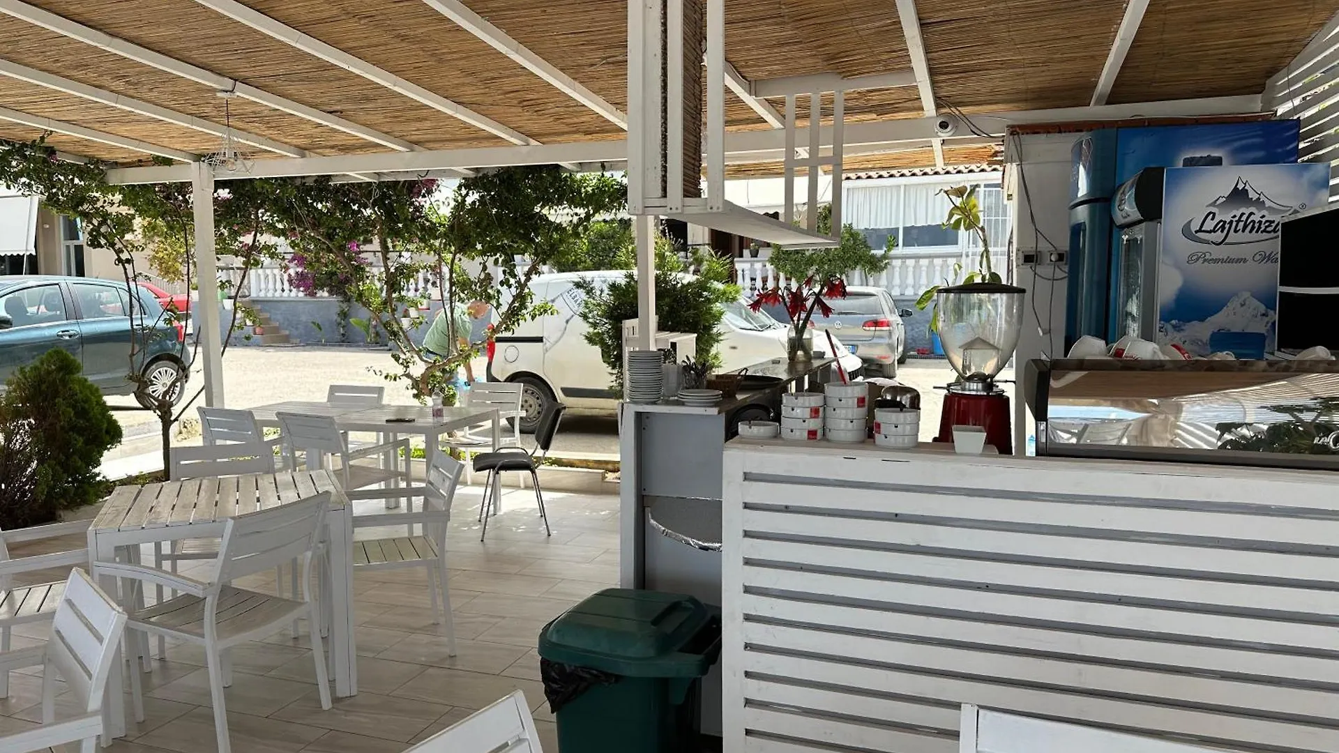 Takas Hotel Radhimë