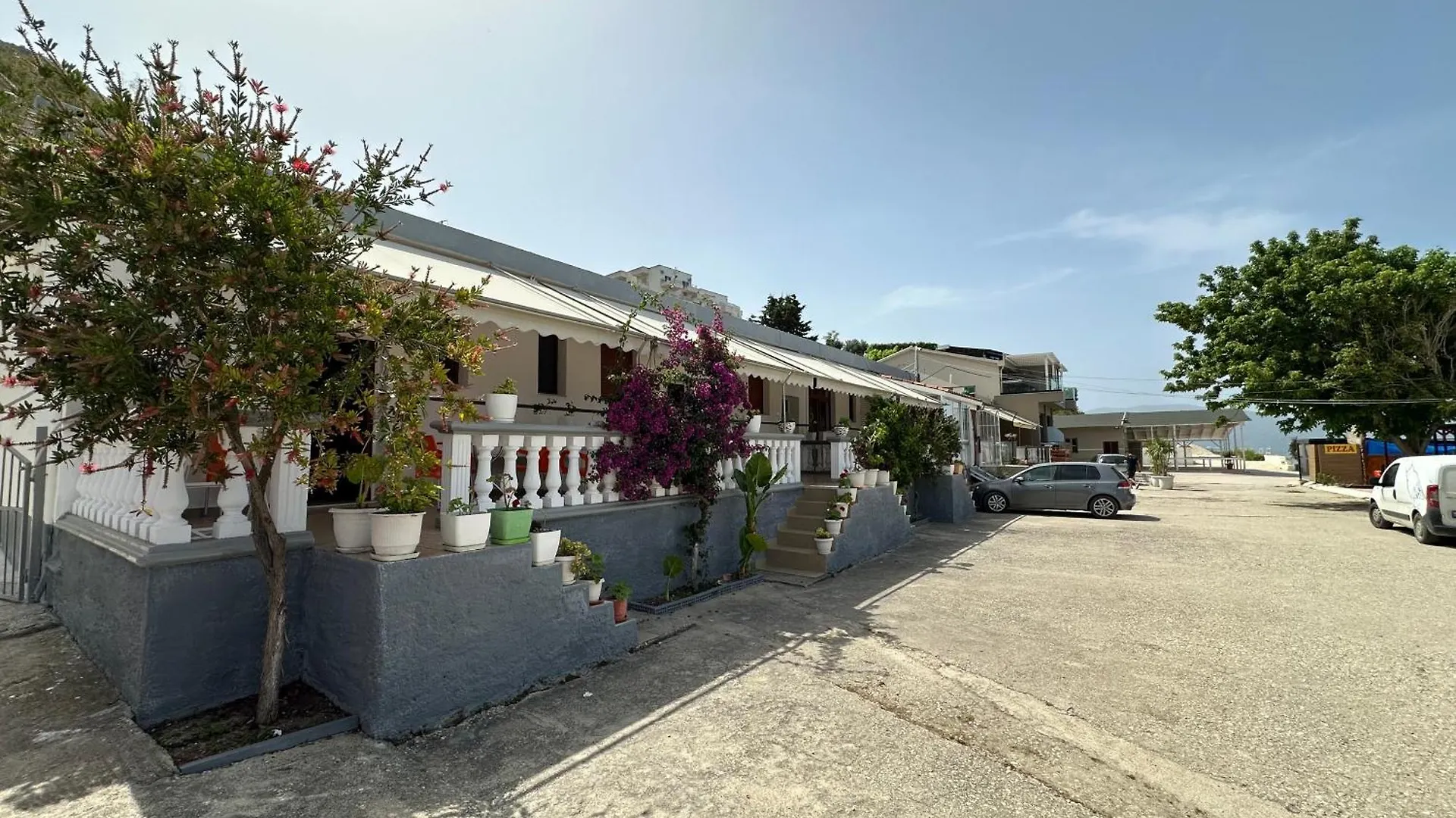Takas Hotel Radhimë 2*,