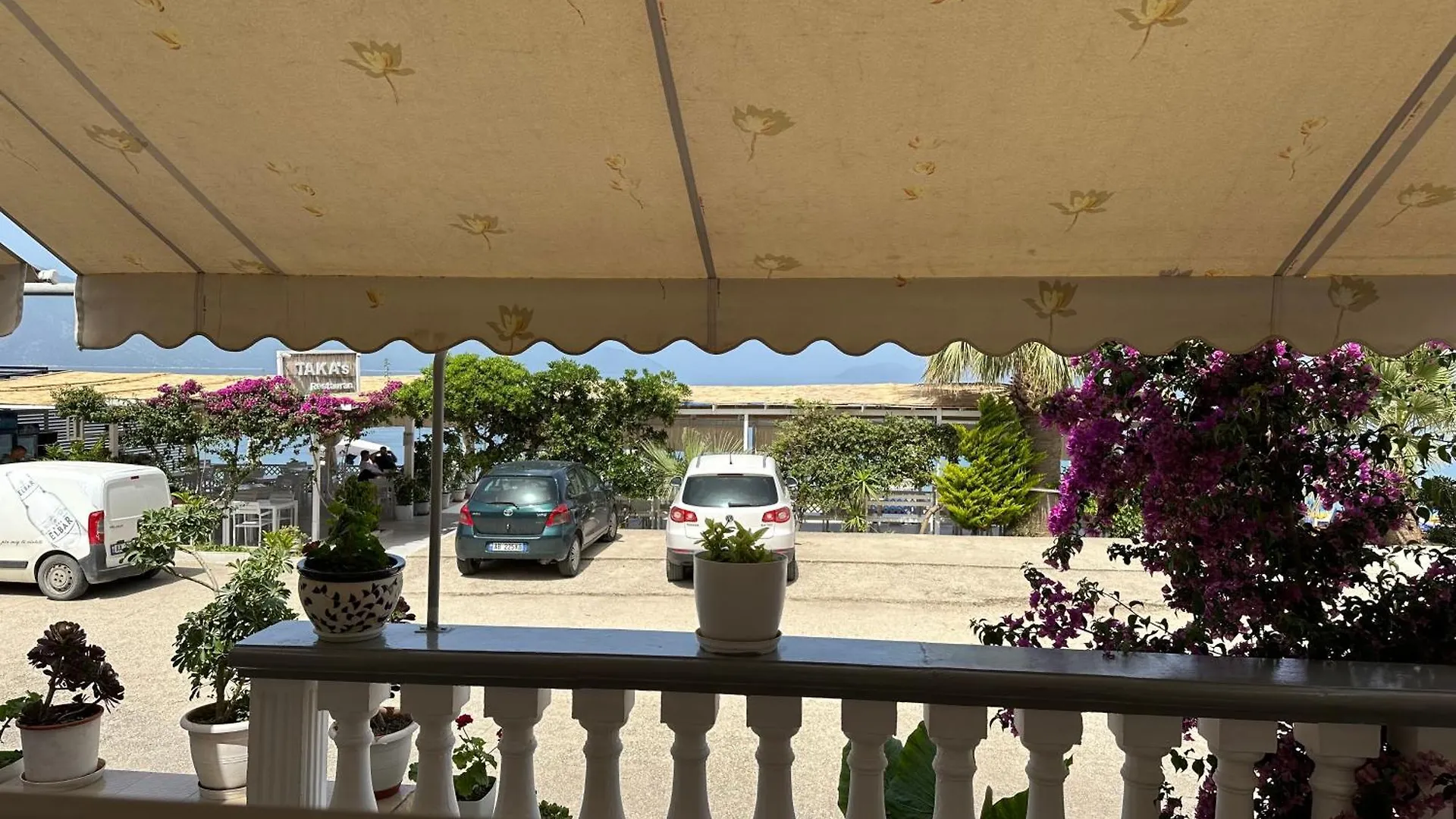 Takas Hotel Radhimë