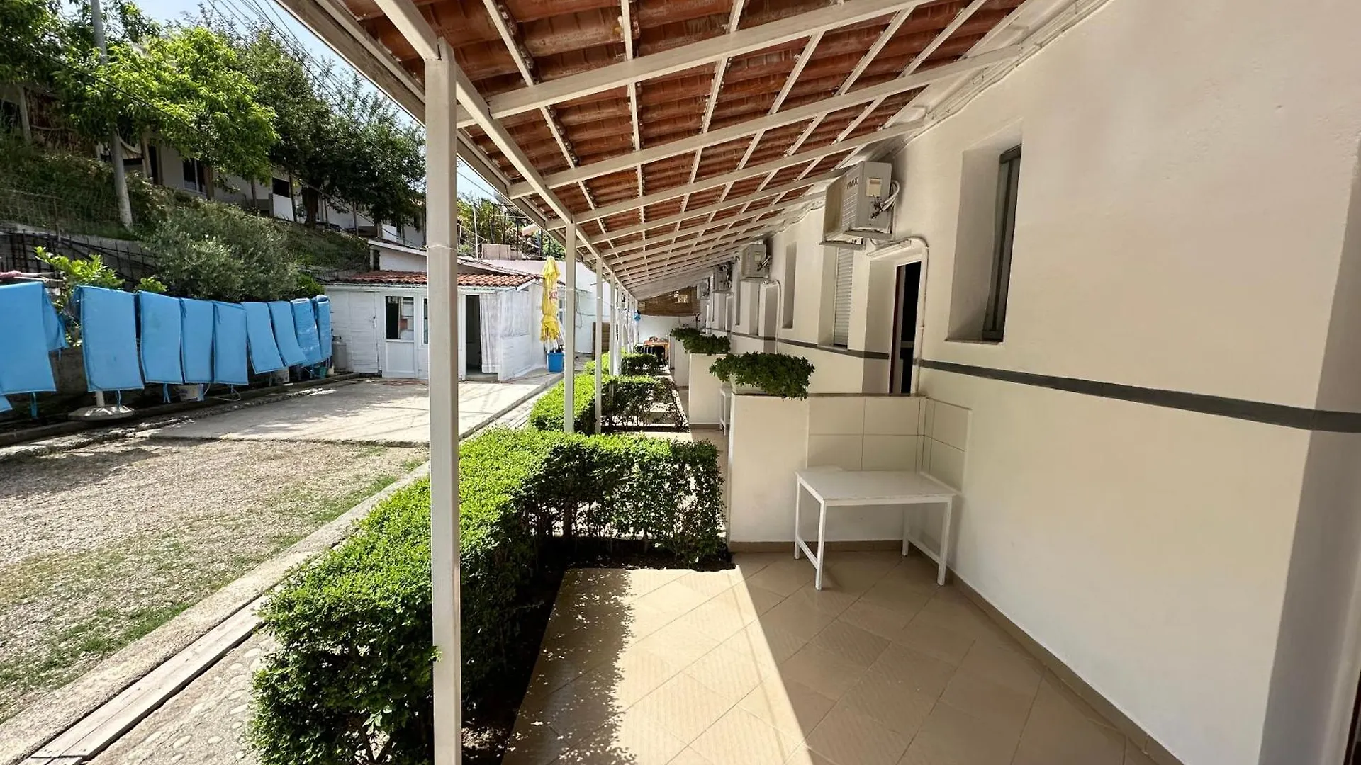 Takas Hotel Radhimë