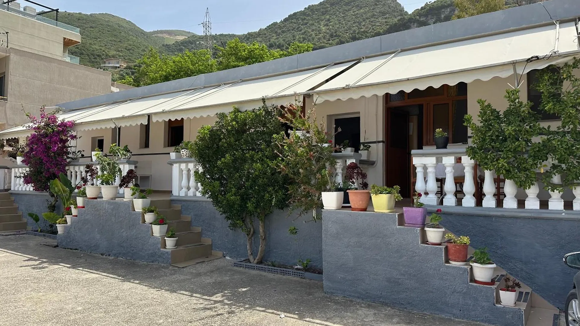 Takas Hotel Radhimë