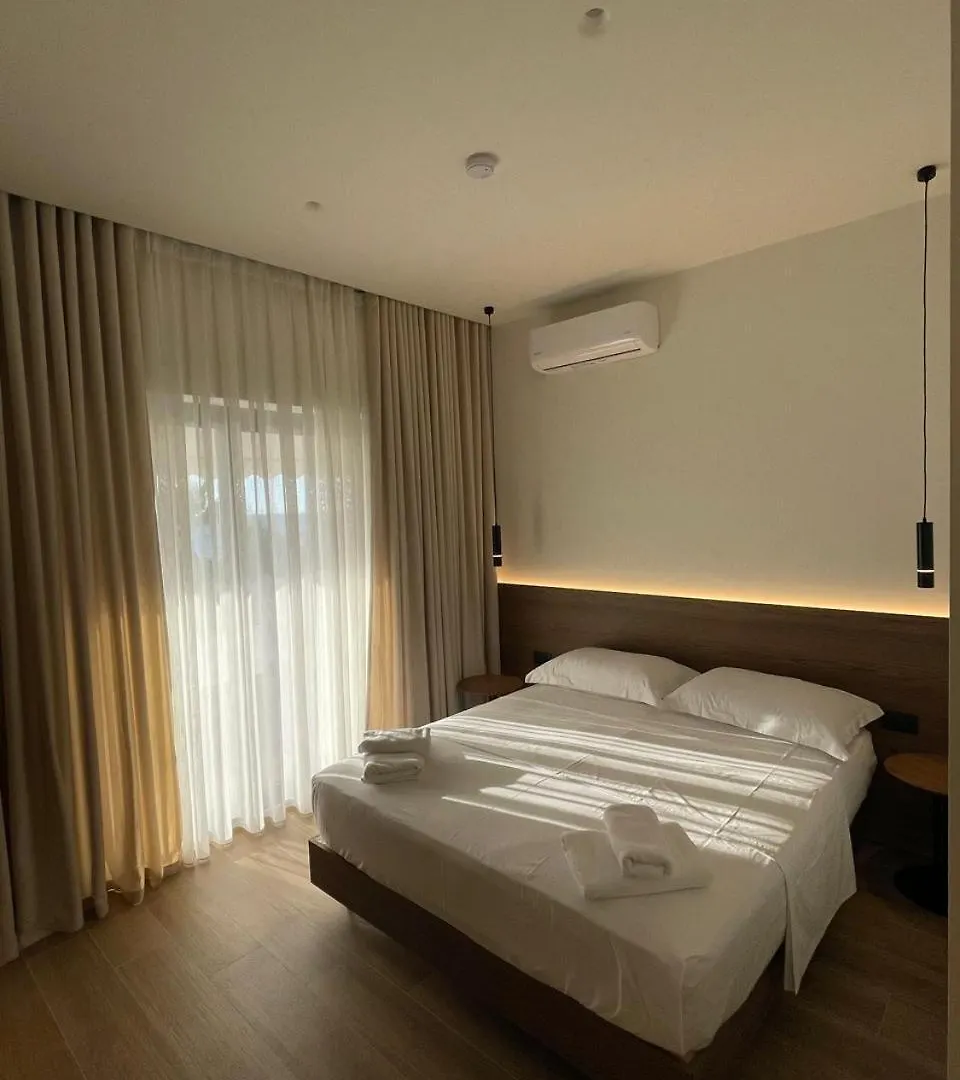 Takas Hotel Radhimë