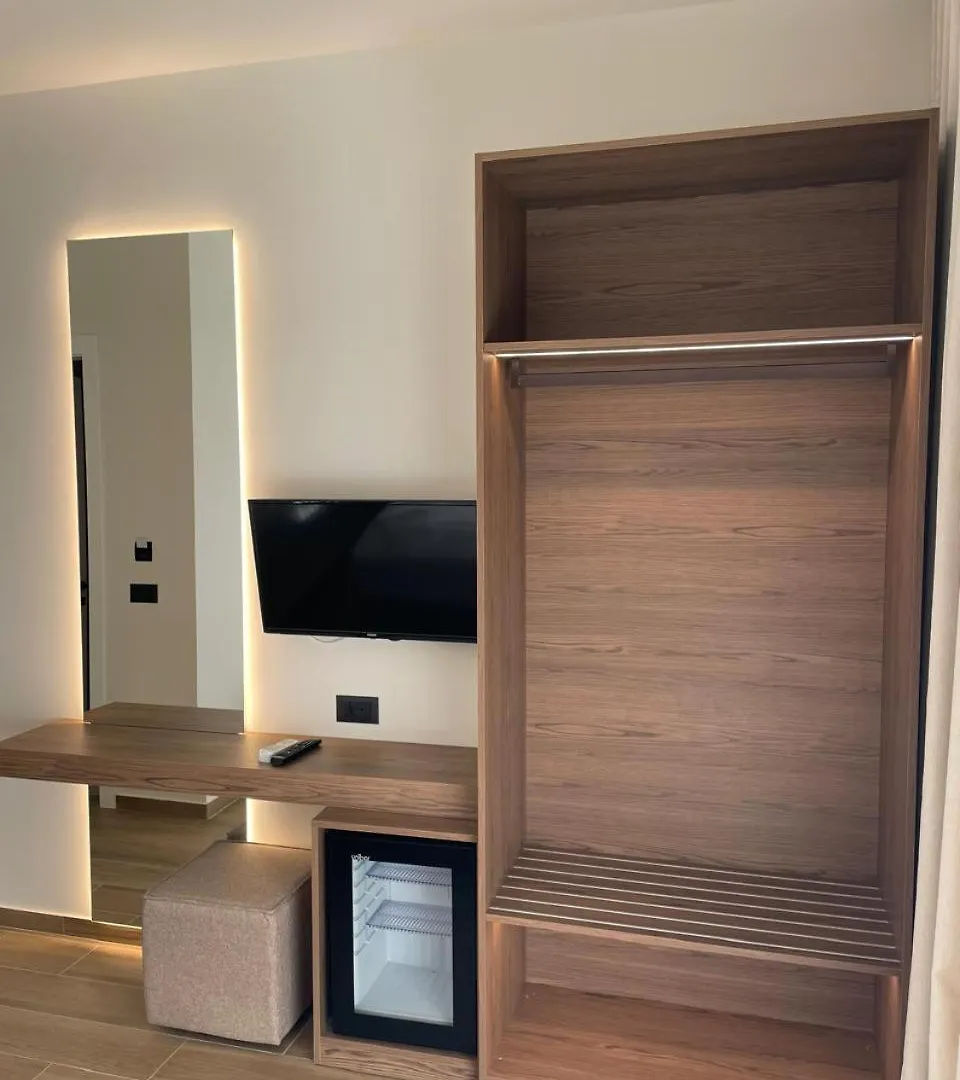 Takas Hotel Radhimë