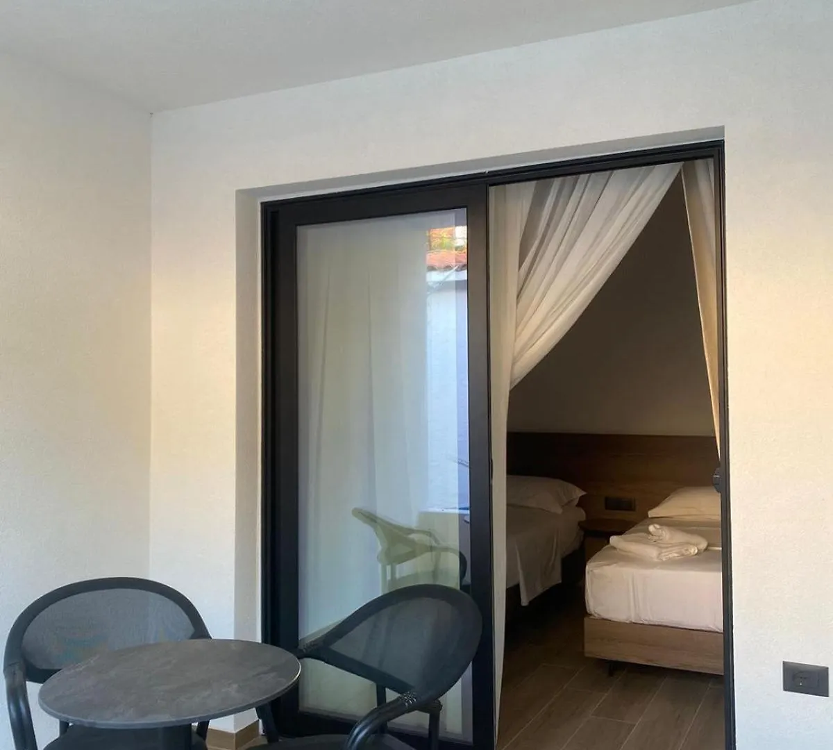 Takas Hotel Radhimë