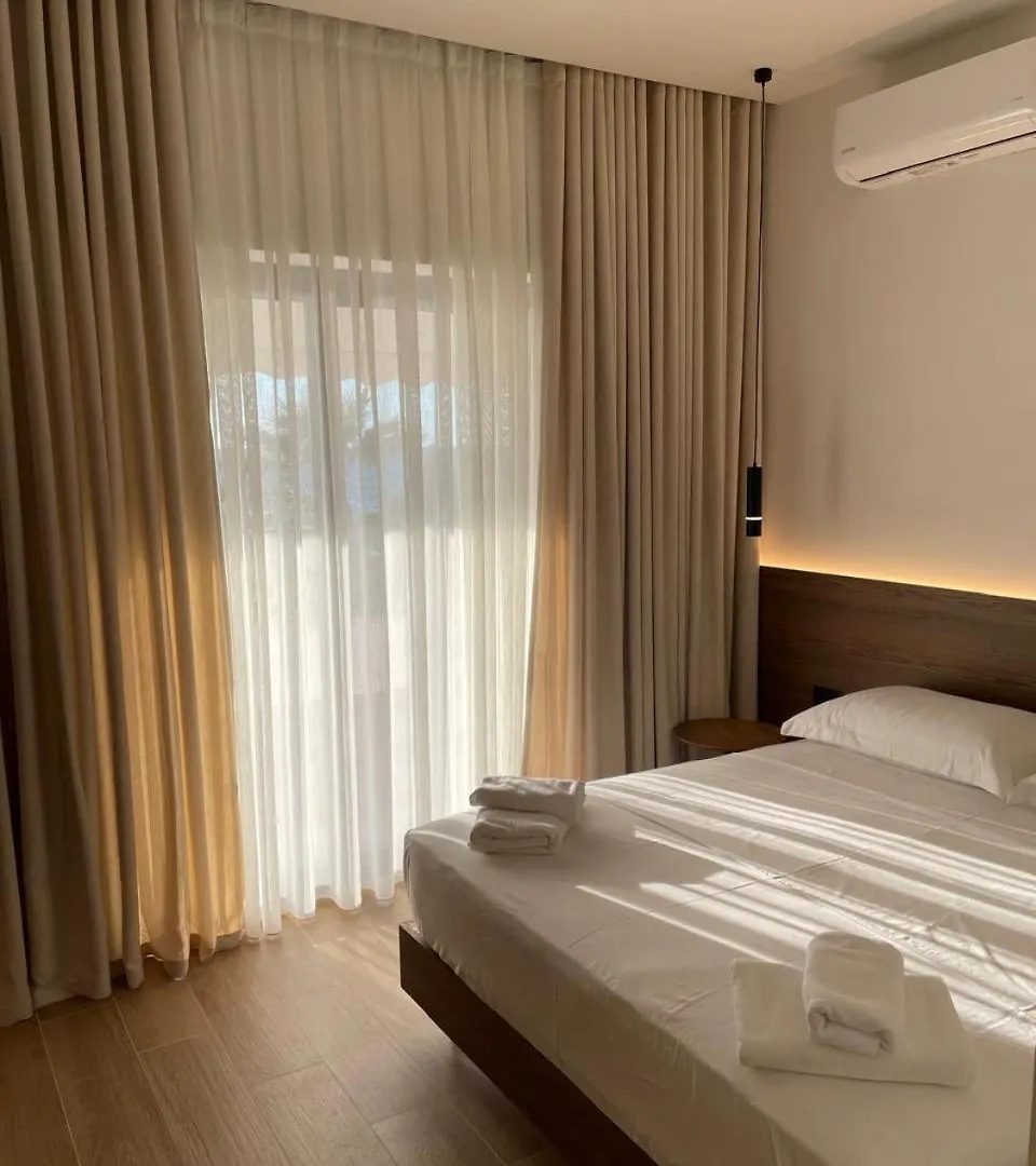 Takas Hotel Radhimë