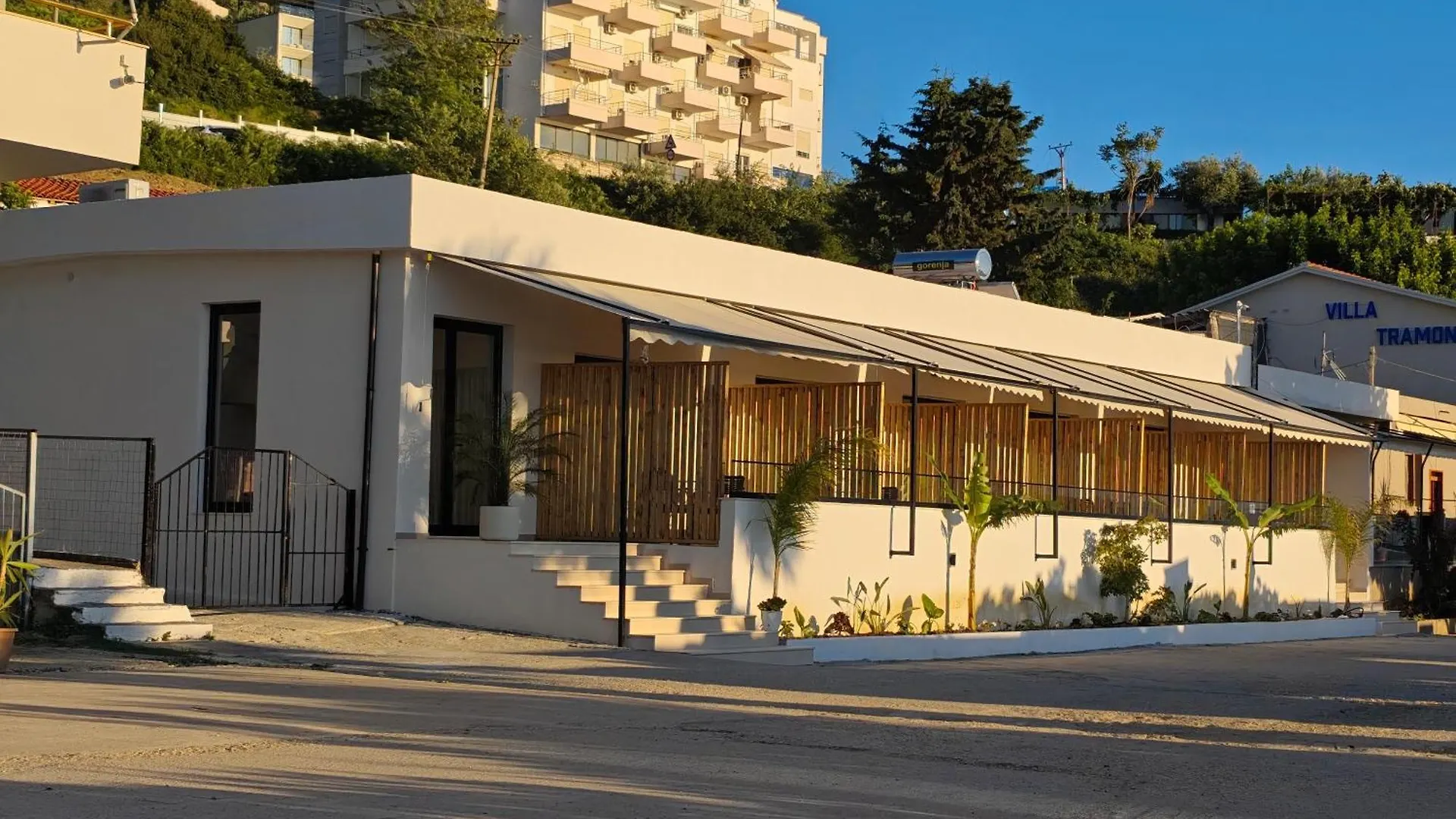 Takas Hotel Radhimë